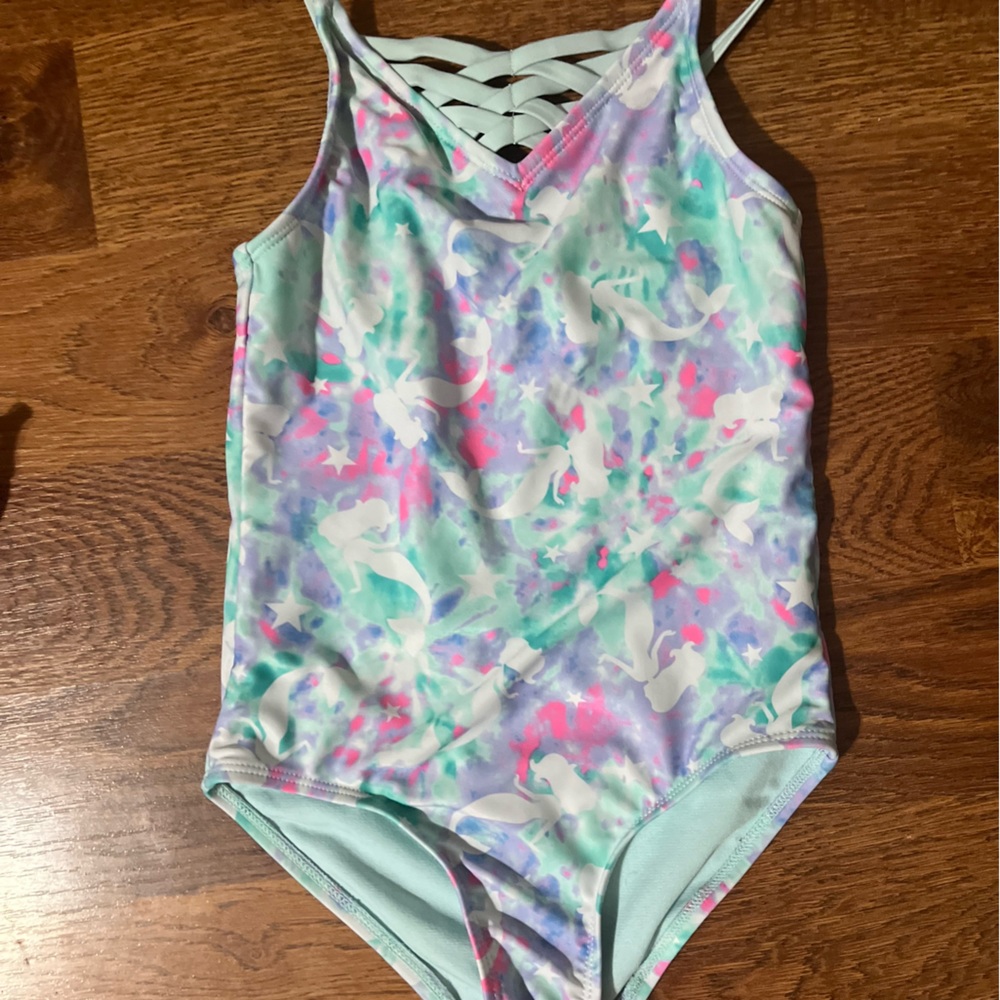 Girls one piece swim suit. Mermaid patter. Size 6/6x